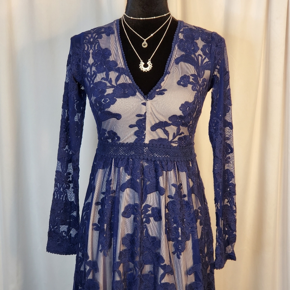 Vici blue lace v-neck evening gown Dress Small